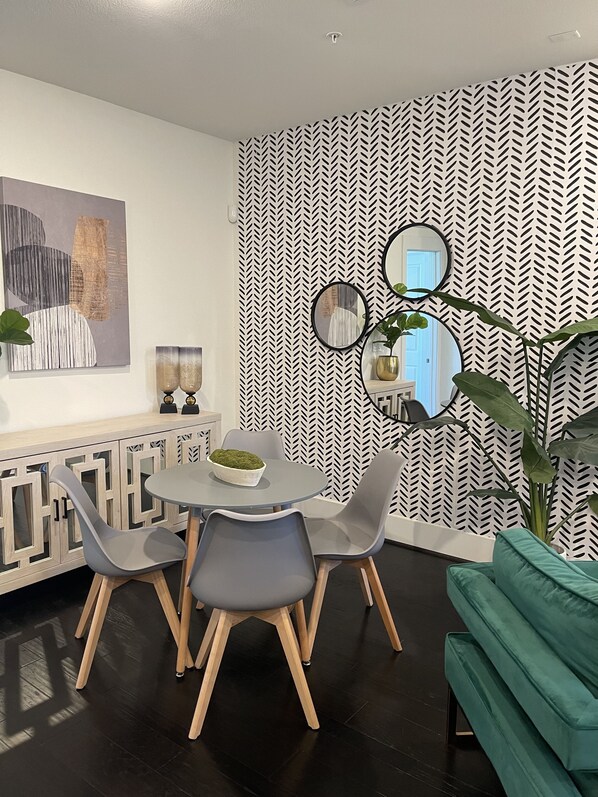 Dining - ✧ Chic condo in Downtown Houston w/ Free Parking ✧ (Houston)