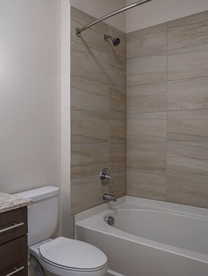 Shower, hair dryer, towels, soap - ✧ Chic condo in Downtown Houston w/ Free Parking ✧ (Houston)
