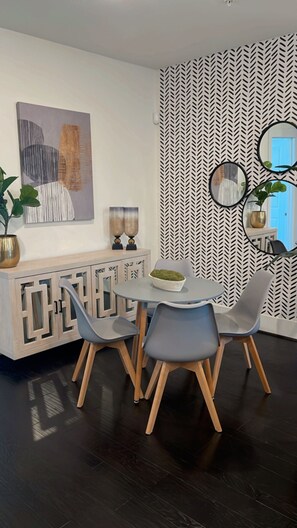 Dining - ✧ Chic condo in Downtown Houston w/ Free Parking ✧ (Houston)