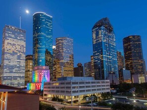 Exterior - ✧ Chic condo in Downtown Houston w/ Free Parking ✧ (Houston)