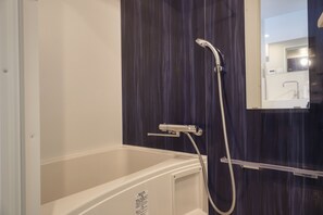 Tina con regadera, amenidades de baño gratuitas, secadora de cabello