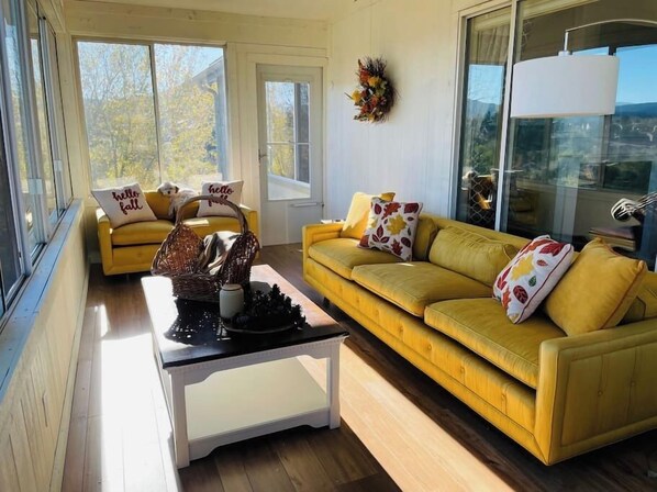 TV, fireplace - Cozy, Peaceful, Prescott Getaway (Prescott)