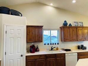 Fridge, coffee/tea maker