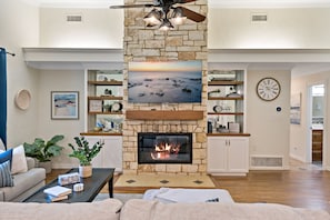 Smart-TV, Kamin, Videospiele, Tischtennisplatte