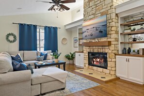 Smart-TV, Kamin, Videospiele, Tischtennisplatte