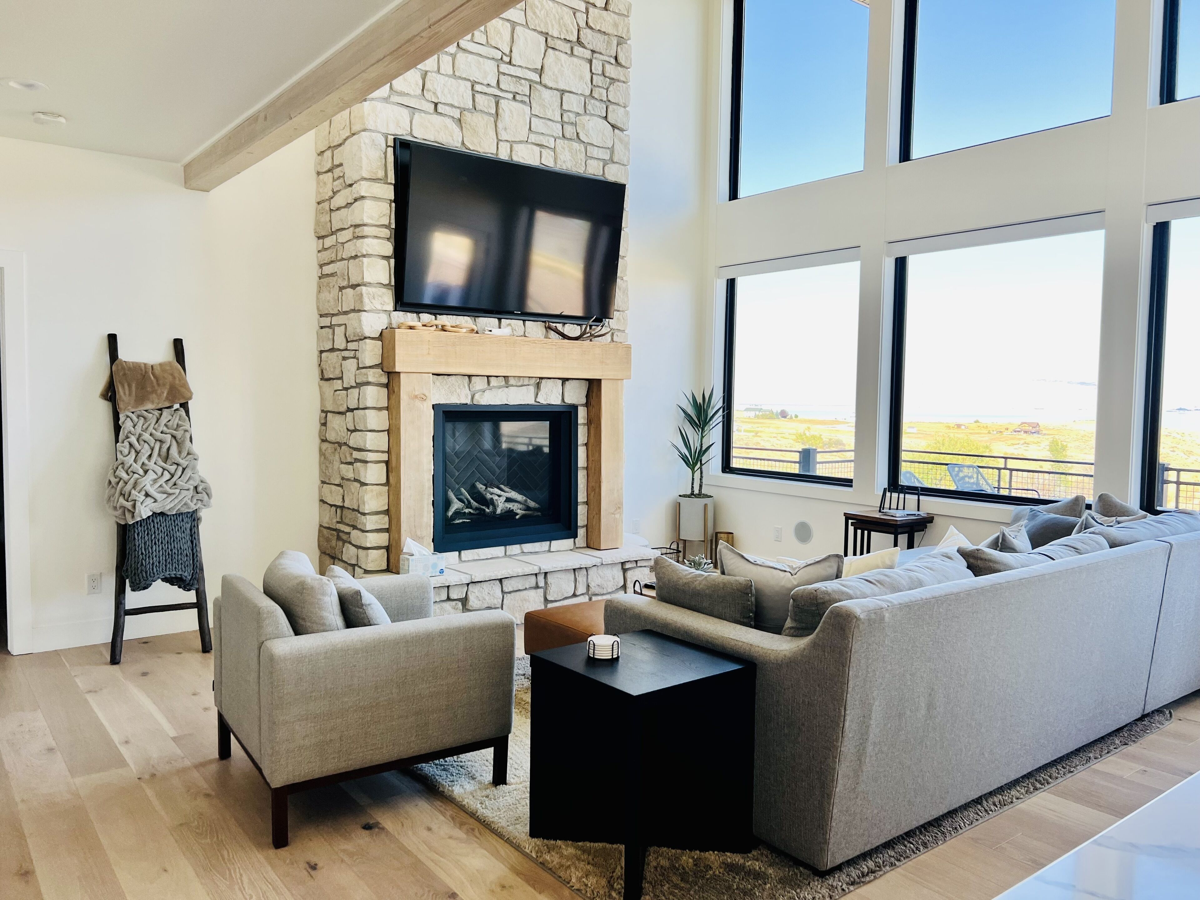 IMMACULATE Modern Rustic Luxury with Captivating Panoramic Views - Sleeps 26