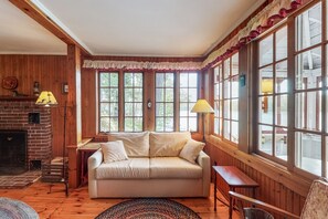 TV, books - Lakefront cabin with private dock, 2 kayaks & panoramic views (Raymond)