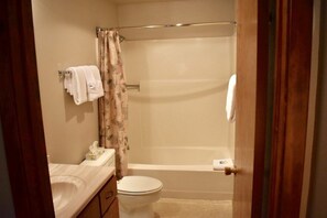 Badewanne, Handtücher, Seife, Toilettenpapier