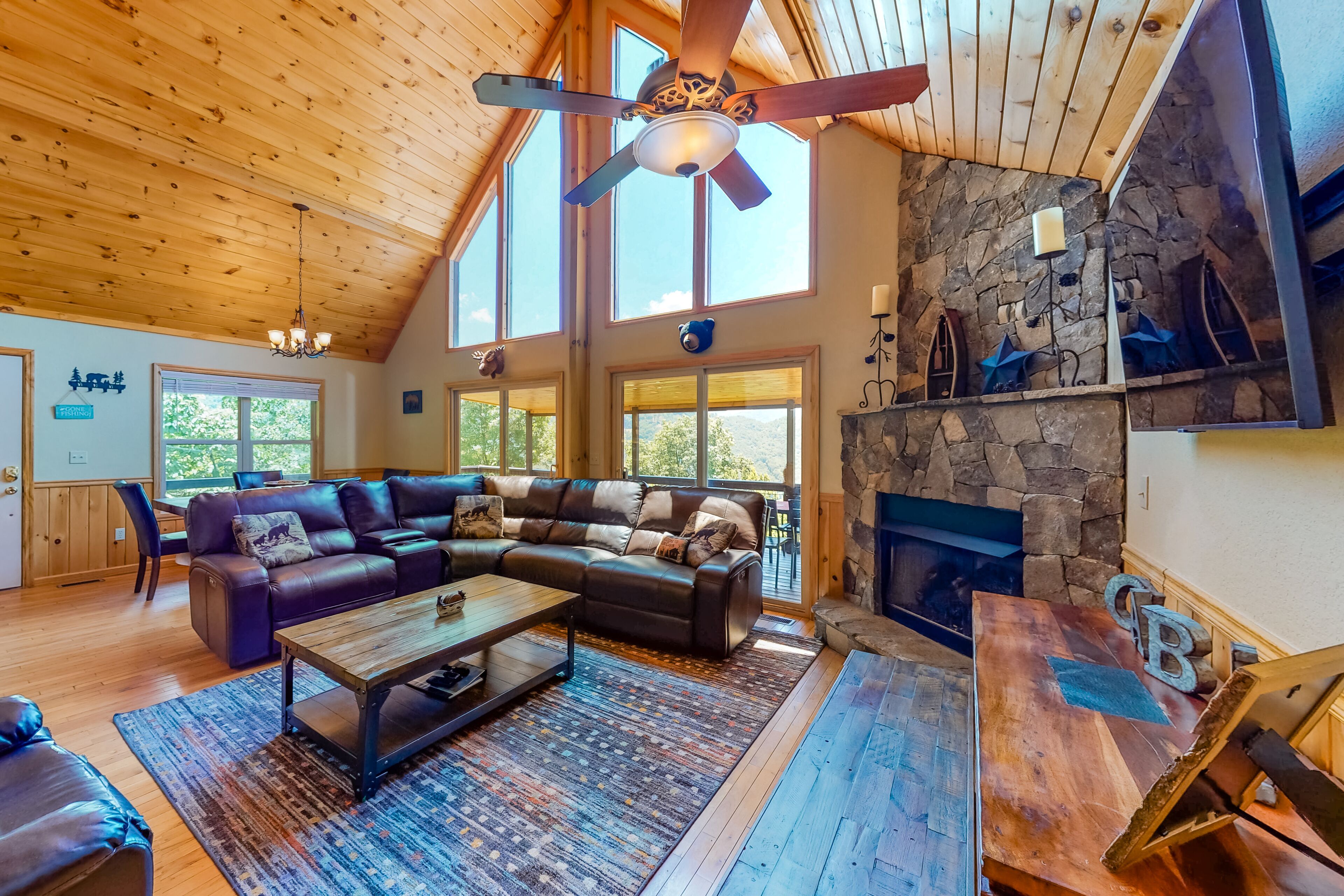 Secluded, dog-friendly mountain-view cabin with hot tub & 2 fireplaces