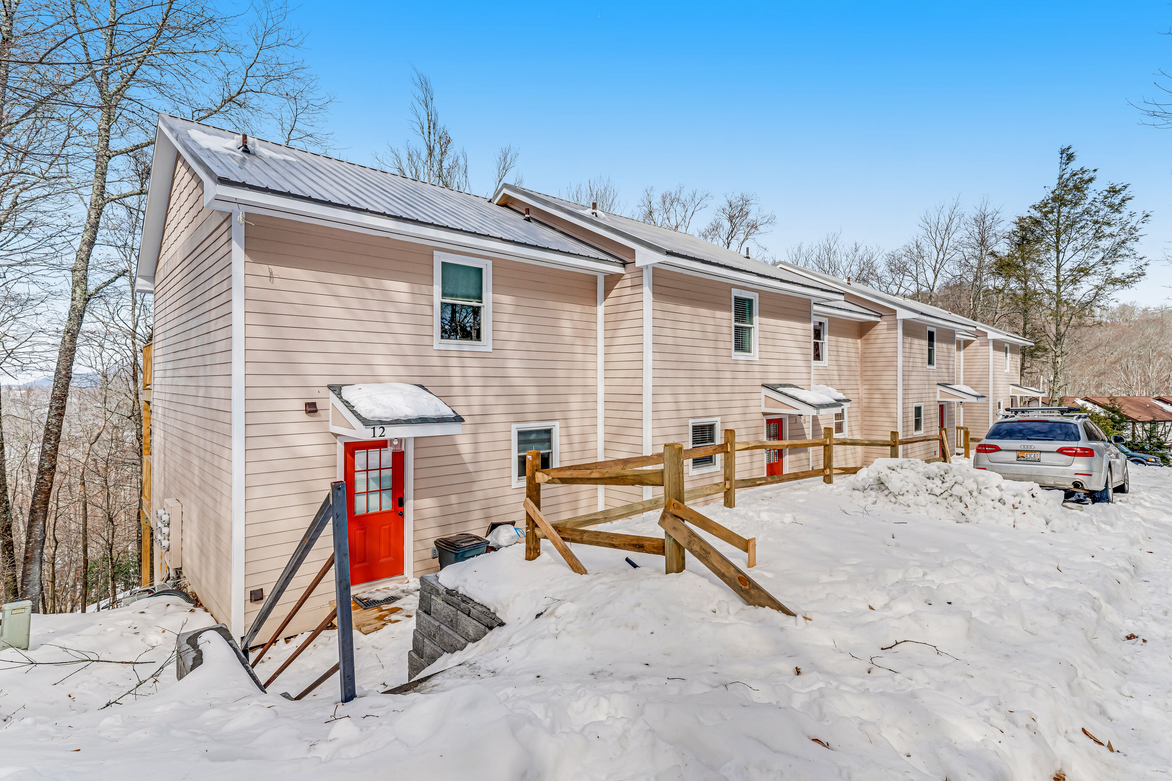 Stylish Mountain Condo Near the Slopes with Two Decks, Fast WiFi & More