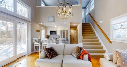 New Seabury home, spacious deck, outdoor shower, near Golf club