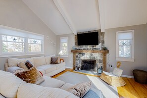 Televisión y chimenea 