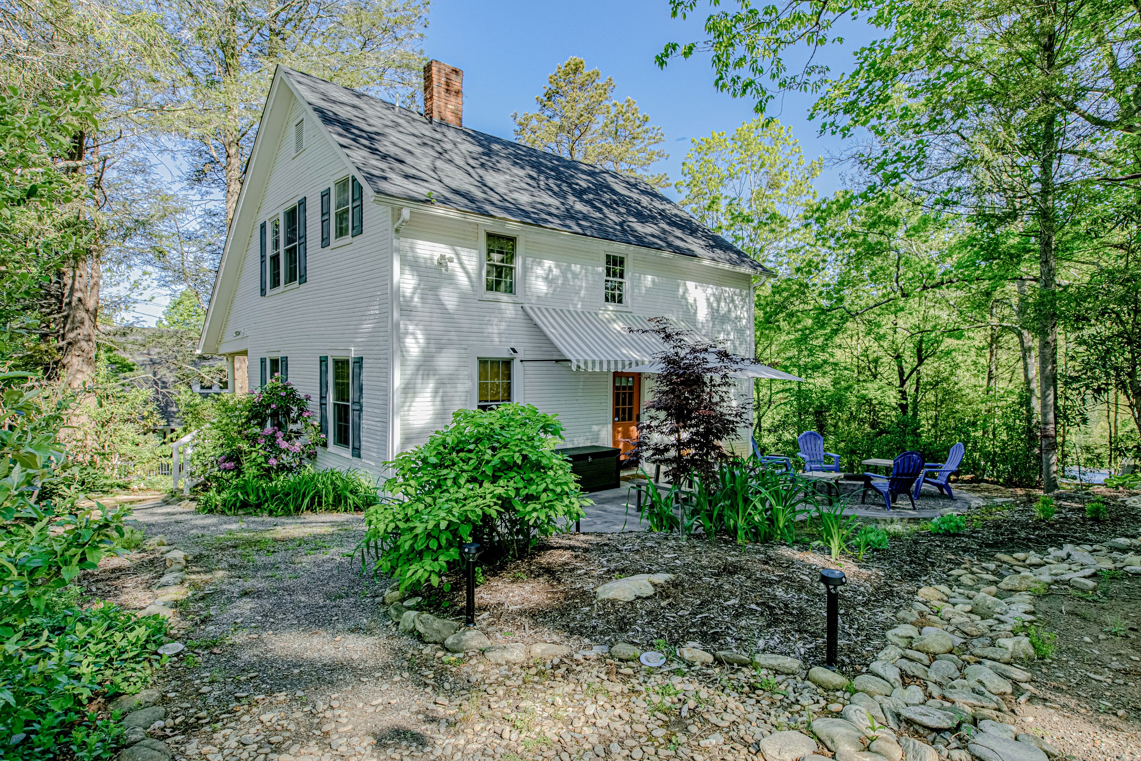 Updated Mountain Home with Fast WiFi, Electric Fireplace, Fire Pit & Central AC