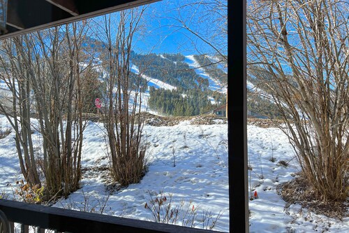 2-story townhome with mountain & ski views, wood-burning fireplace - near lifts