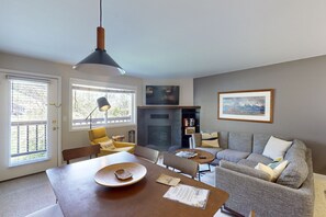 Televisión y chimenea 