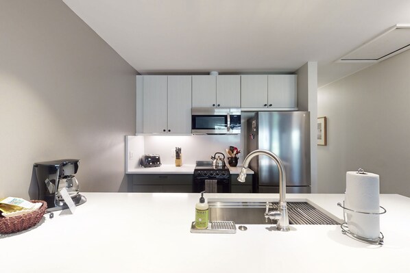 Refrigerador, microondas, horno y parrilla de estufa 