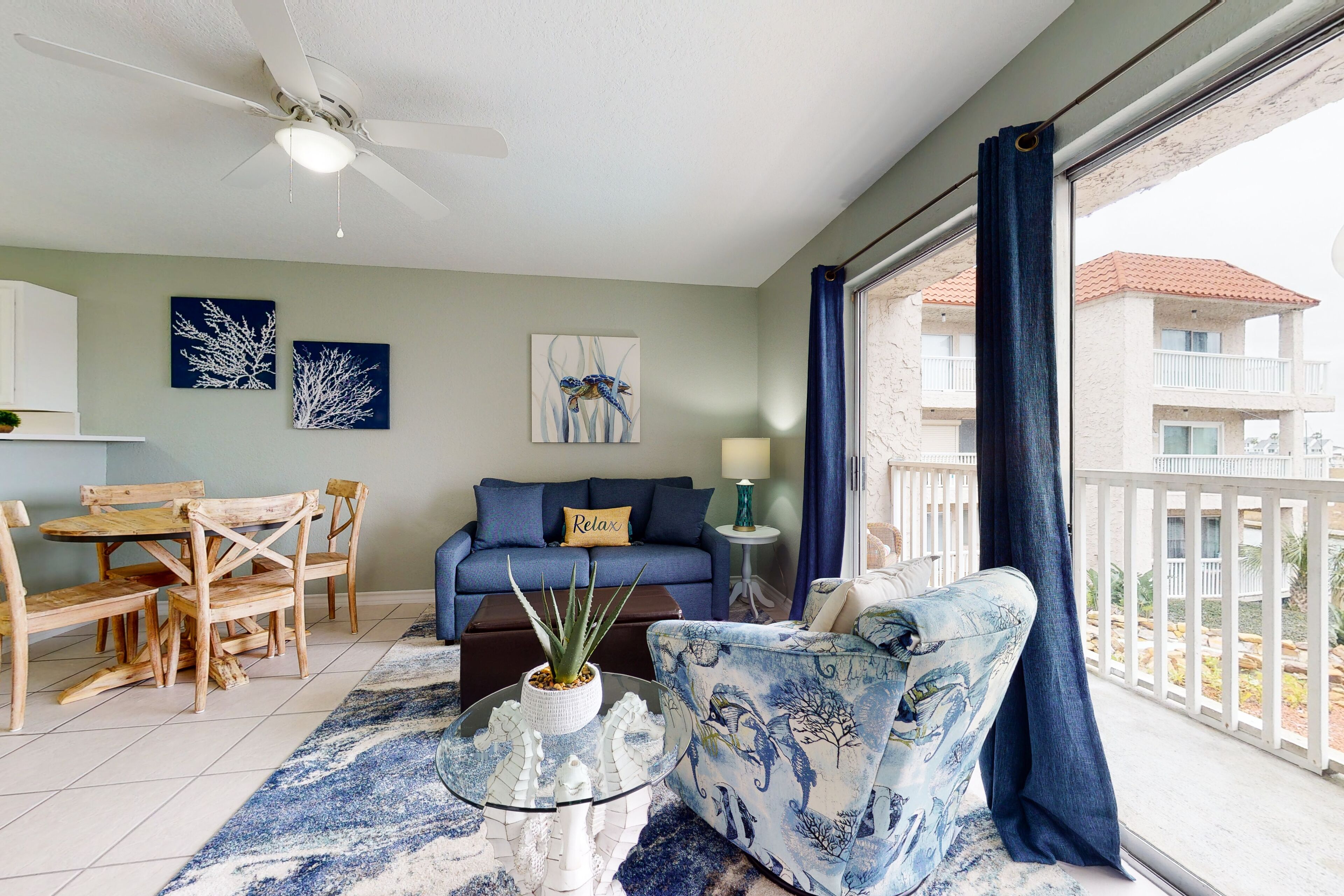 Bright coastal escape near the beach with fast WiFi, shared pool & balcony