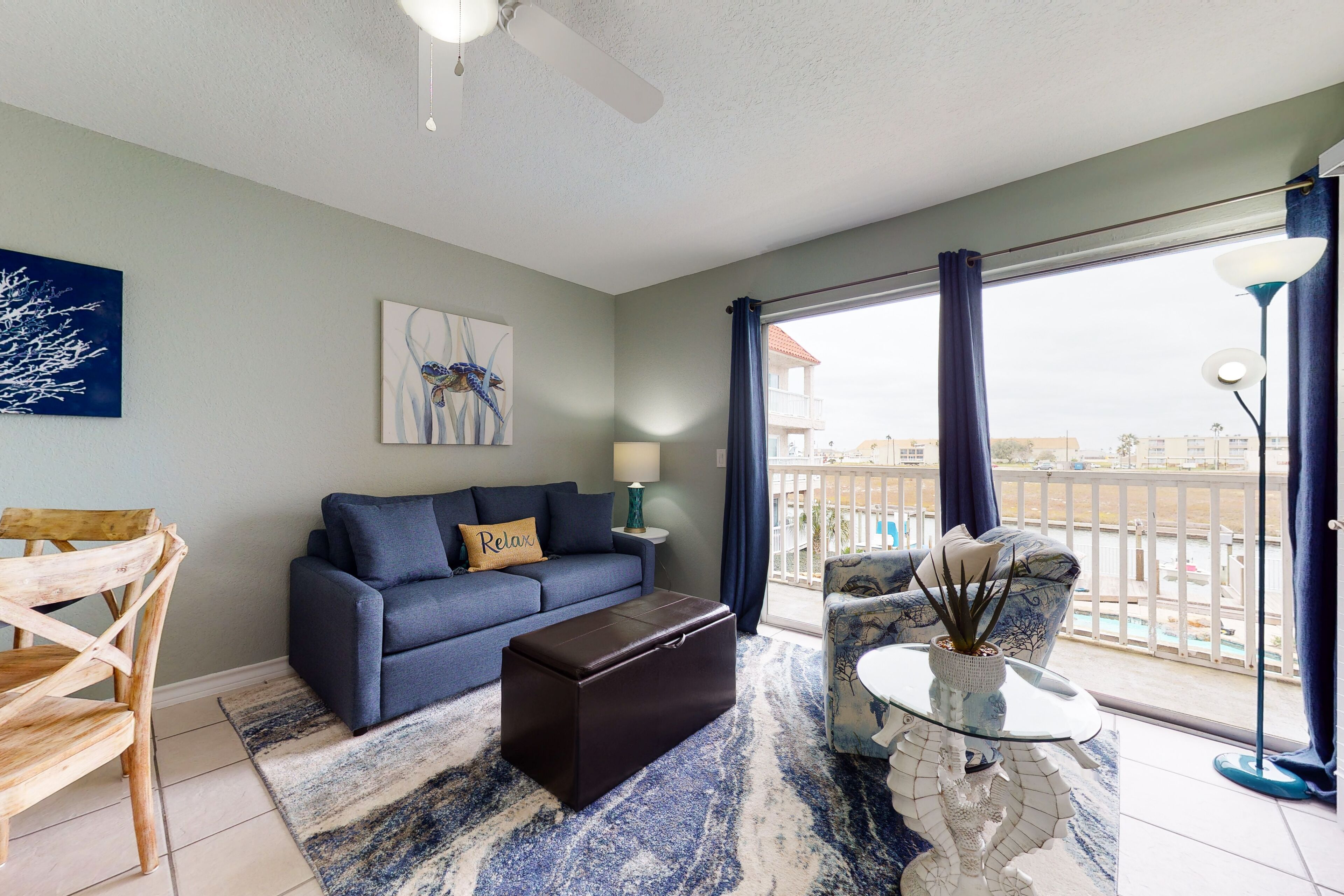 Bright coastal escape near the beach with fast WiFi, shared pool & balcony