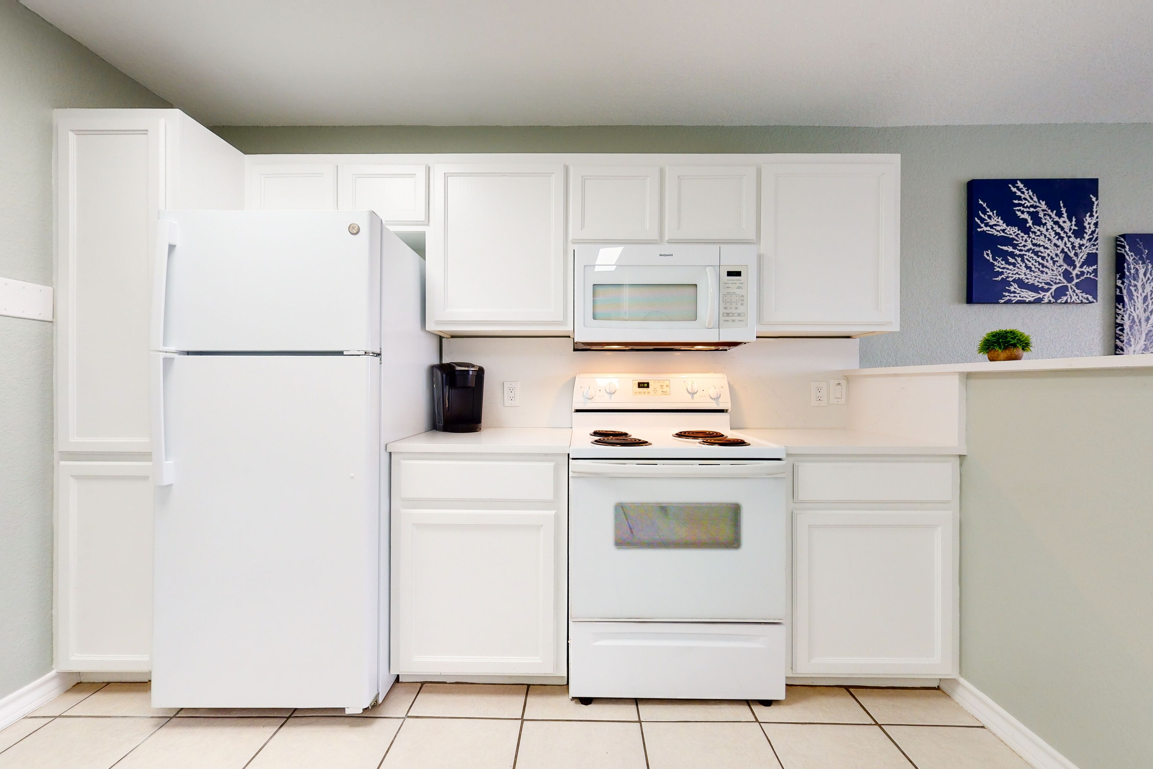 Bright coastal escape near the beach with fast WiFi, shared pool & balcony