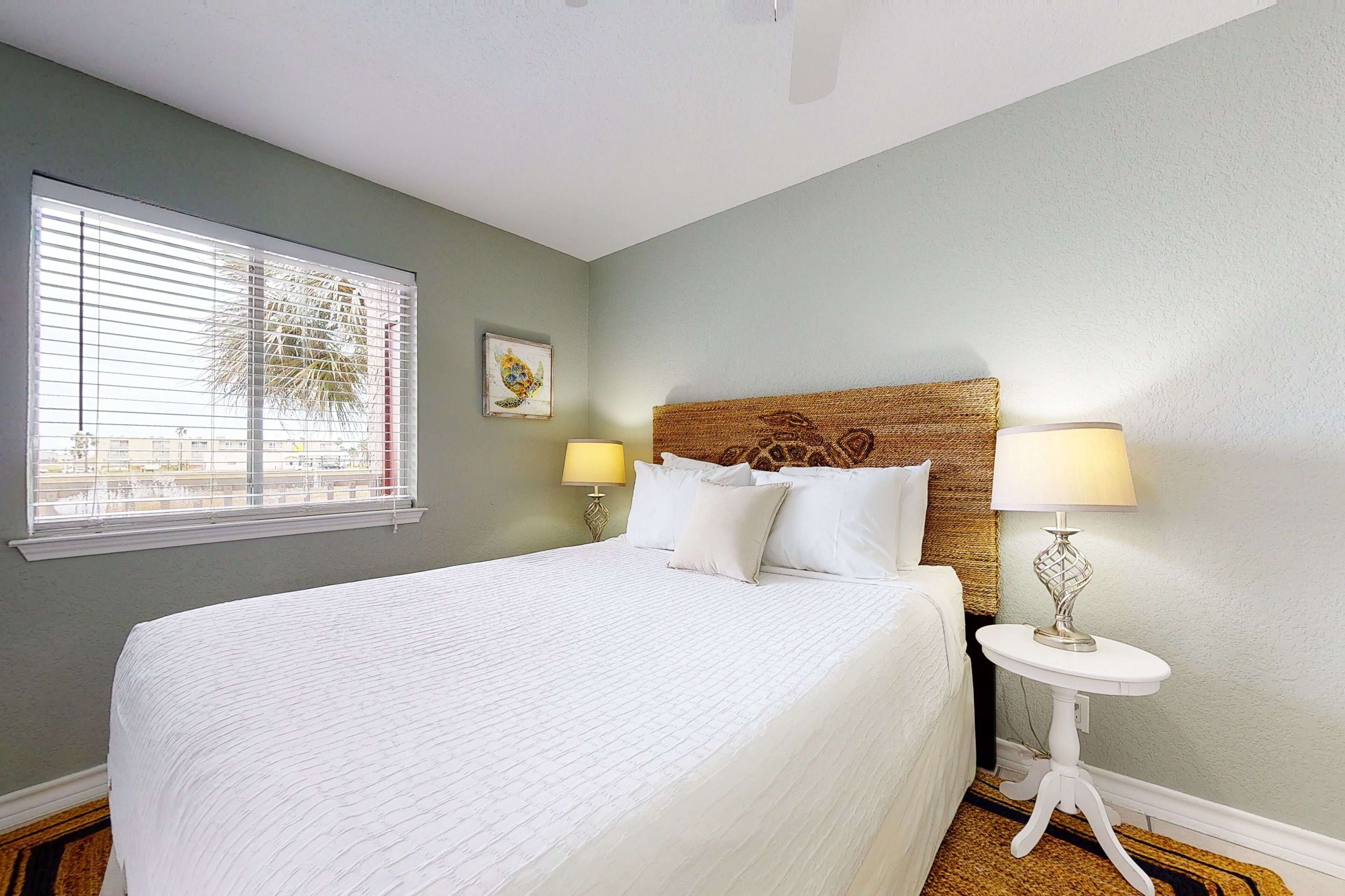 Bright coastal escape near the beach with fast WiFi, shared pool & balcony