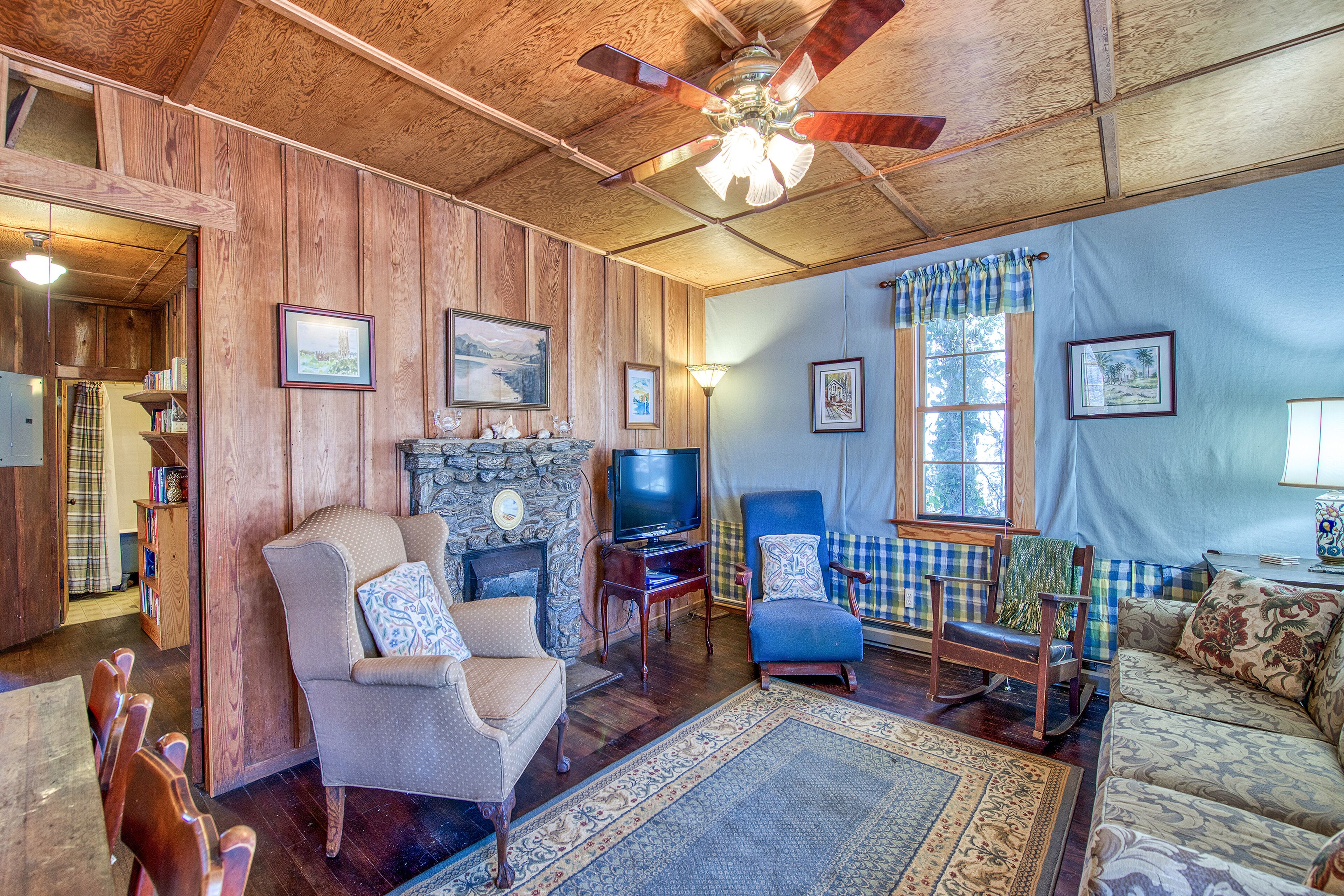 Mountain-View Home with Kitchen, WiFi, Parking, Shared Pool & Tennis - Dogs OK