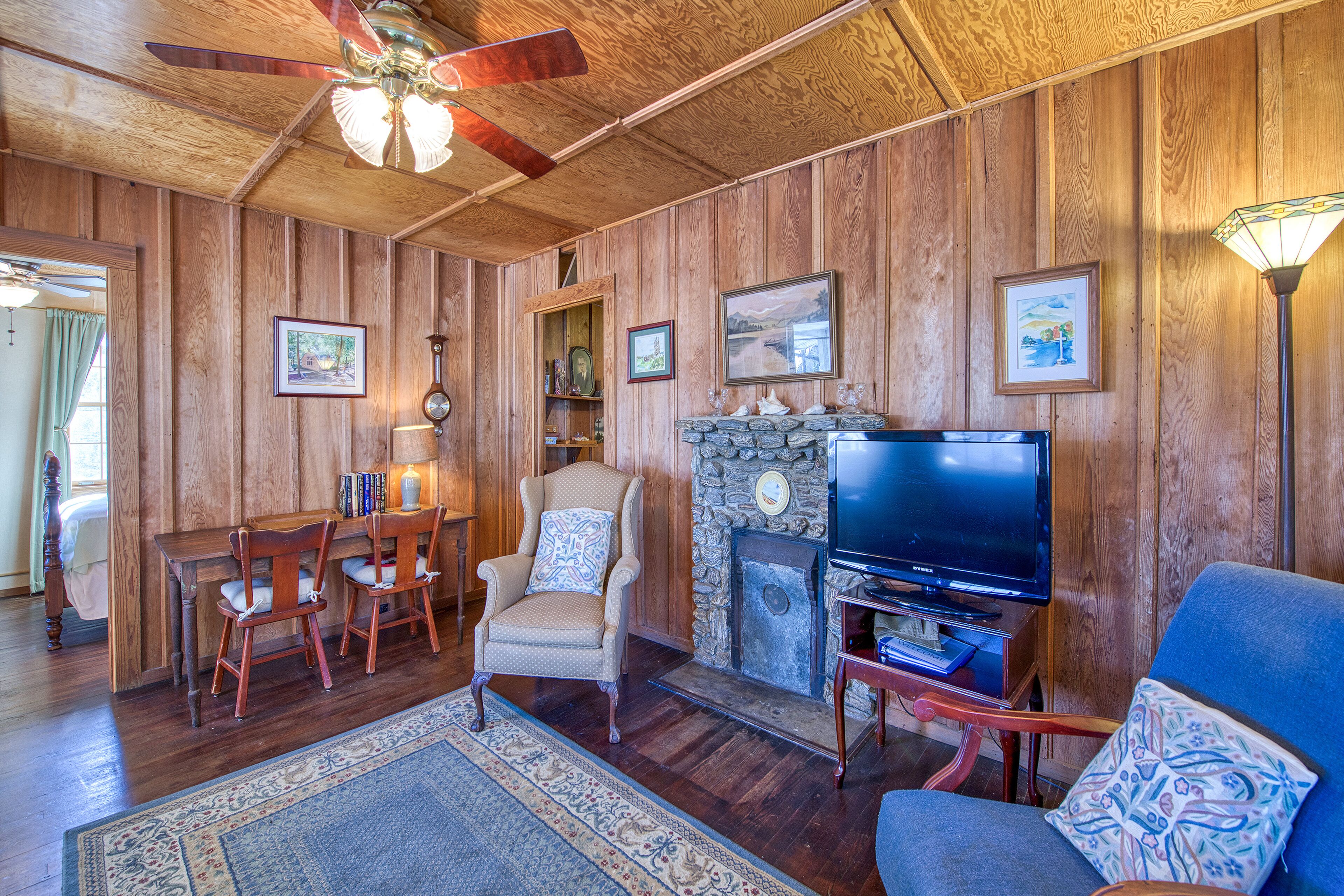 Mountain-View Home with Kitchen, WiFi, Parking, Shared Pool & Tennis - Dogs OK