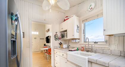 Historic cozy cottage in Walloon Lake village close to Boyne Mountain skiing!