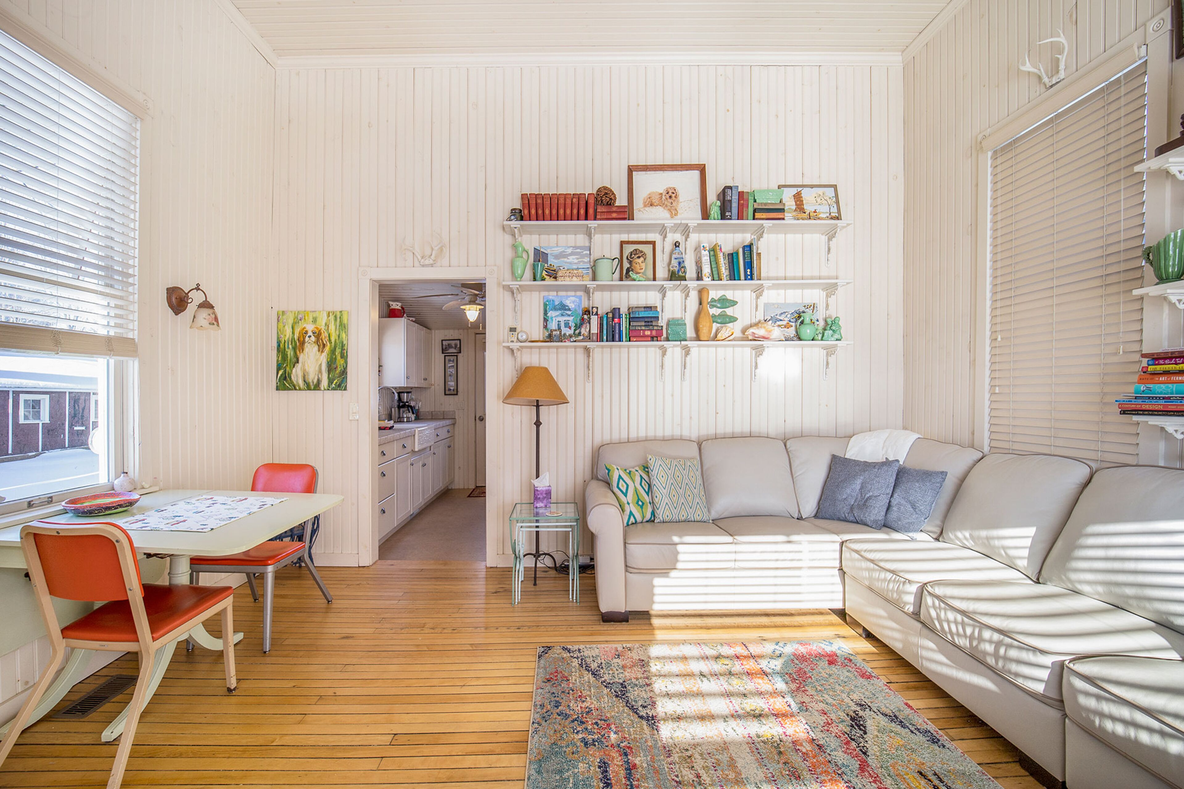 Historic home by the lake with WiFi, washer/dryer & full kitchen