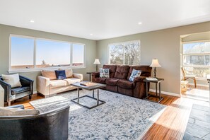 Televisión, reproductor de DVD y libros 