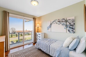 3 bedrooms, iron/ironing board, free Internet, bed sheets - Updated Water View Gem with Deck, BBQ/Outdoor Dining, Hot Tub, Fireplace, & WiFi (Oak Harbor)