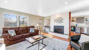 Télévision, lecteur de DVD, livres