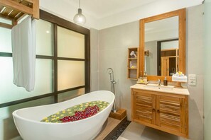  Deluxe Suite with Jungle view | Bathroom | Separate tub and shower, rainfall showerhead, hair dryer, bidet - Manah Shanti Suites by GenuineHost (Ubud)