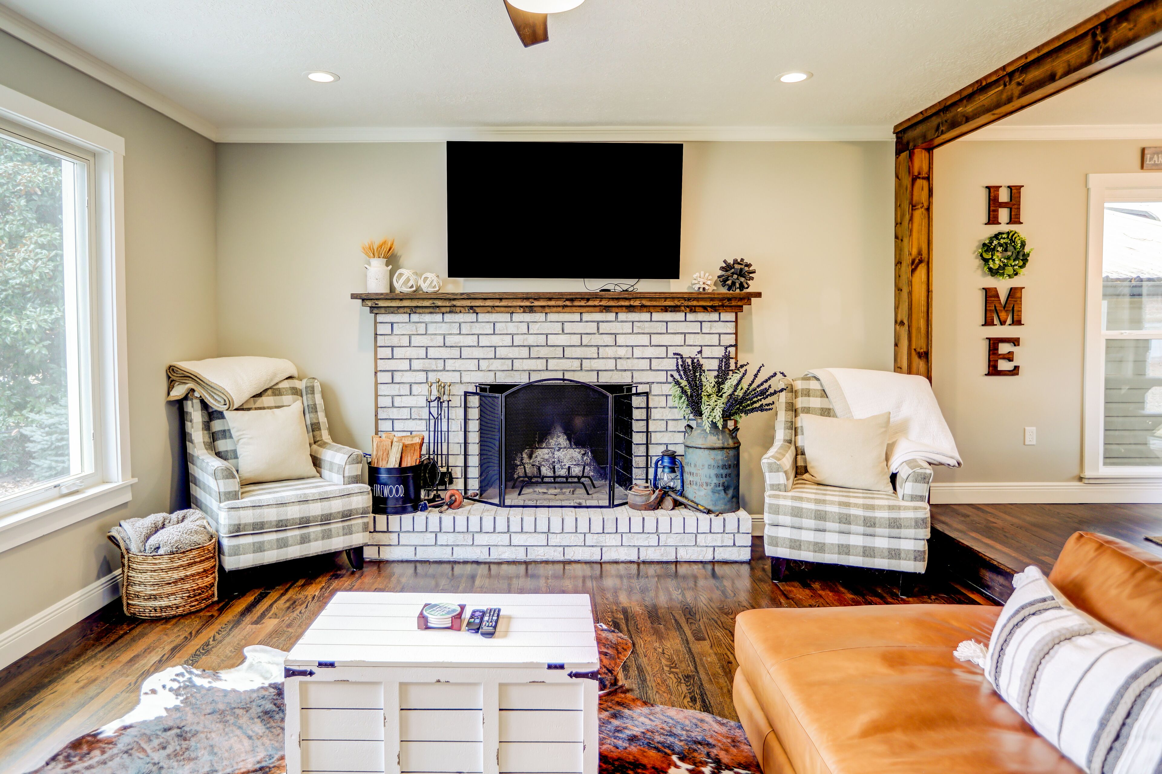 Lakefront cottage with private dock, hot tub, fireplace & game room