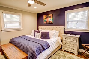 3 bedrooms, iron/ironing board, internet, bed sheets - Lakefront cottage with private dock, hot tub, fireplace & game room (Young Harris)