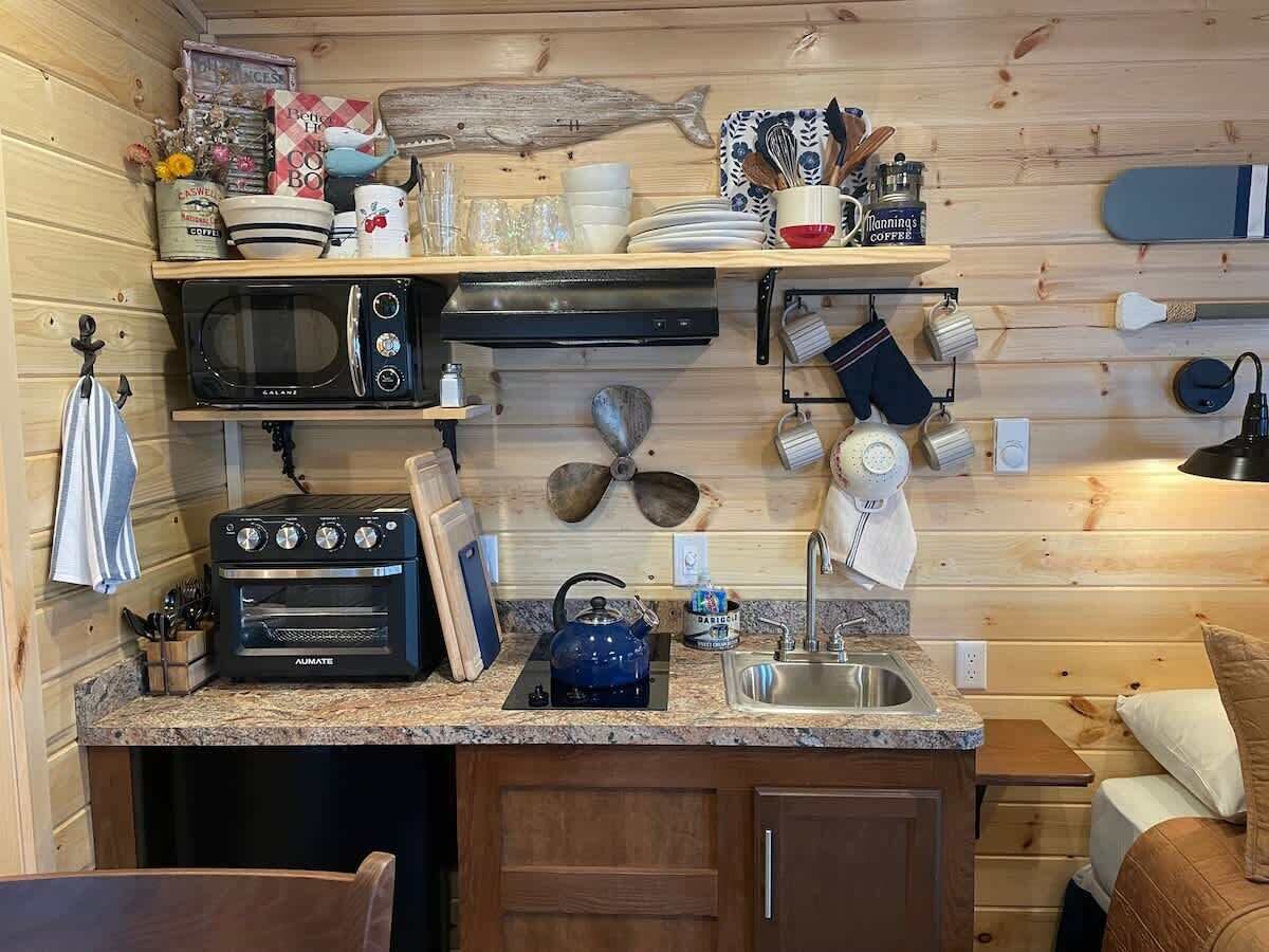 Coffee/tea maker, fridge, microwave, stovetop