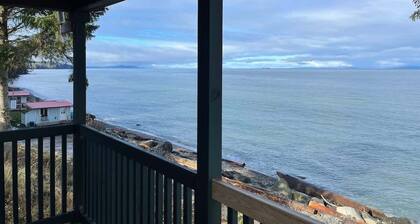 The Driftwood Cottage at Whiskey Creek Beach NW