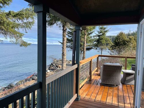 The Driftwood Cottage at Whiskey Creek Beach NW