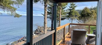 The Driftwood Cottage at Whiskey Creek Beach NW