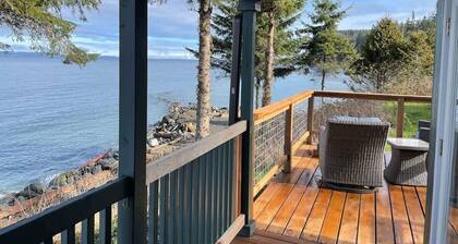 The Driftwood Cottage at Whiskey Creek Beach NW