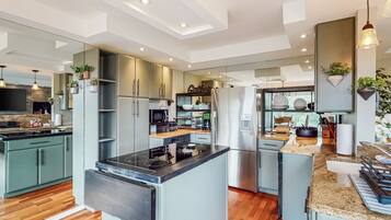 Réfrigérateur, micro-ondes, four, plaque de cuisson