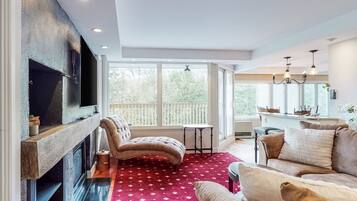 Télévision, cheminée, baby-foot, table de tennis de table