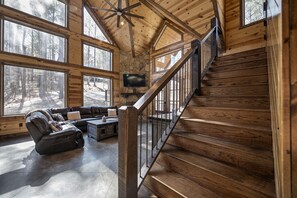 Smart TV, fireplace, table football - Luxury Cabin | Hot Tub & Fire Pit | Bunks | Games (Broken Bow)