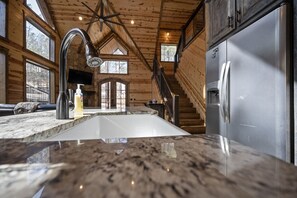 Fridge, microwave, oven, stovetop - Luxury Cabin | Hot Tub & Fire Pit | Bunks | Games (Broken Bow)