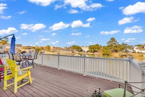 Outdoor dining - Waterfront Home with Multiple Decks, Central AC, WiFi, and Outdoor Shower (North Myrtle Beach)