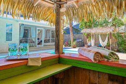 Pool Paradise! $300 in Free Tickets, Tiki Bar, Walk or Bike Downtown Attractions, Restaurants, Bars