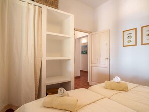 5 Schlafzimmer, Bügeleisen/Bügelbrett, WLAN