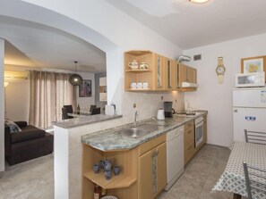 Kühlschrank, Mikrowelle, Ofen, Geschirrspüler