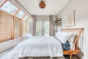 5 slaapkamers, een strijkplank/strijkijzer, internet, beddengoed