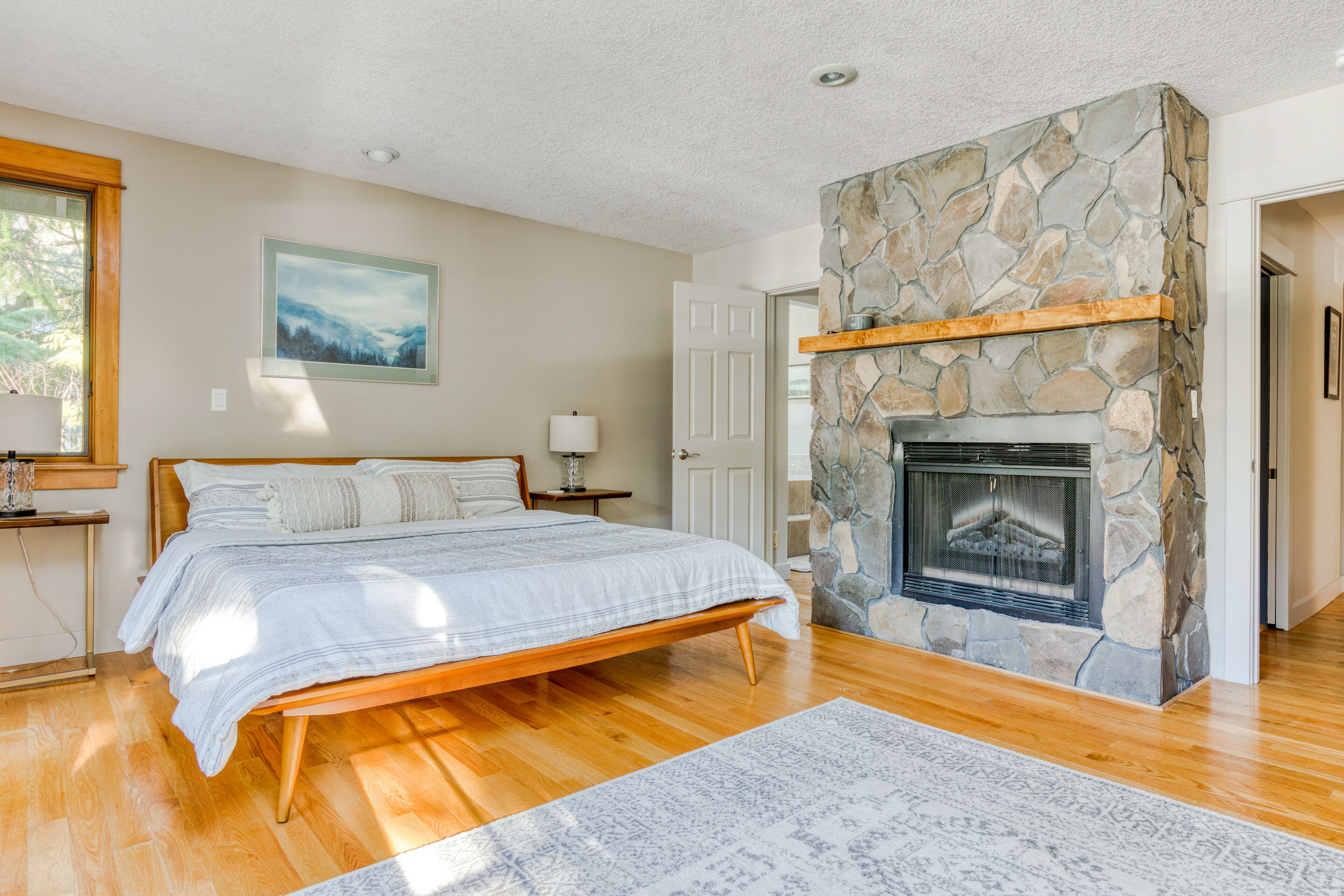 Expansive golf-view getaway with private hot tub, pool, fast WiFi & game room