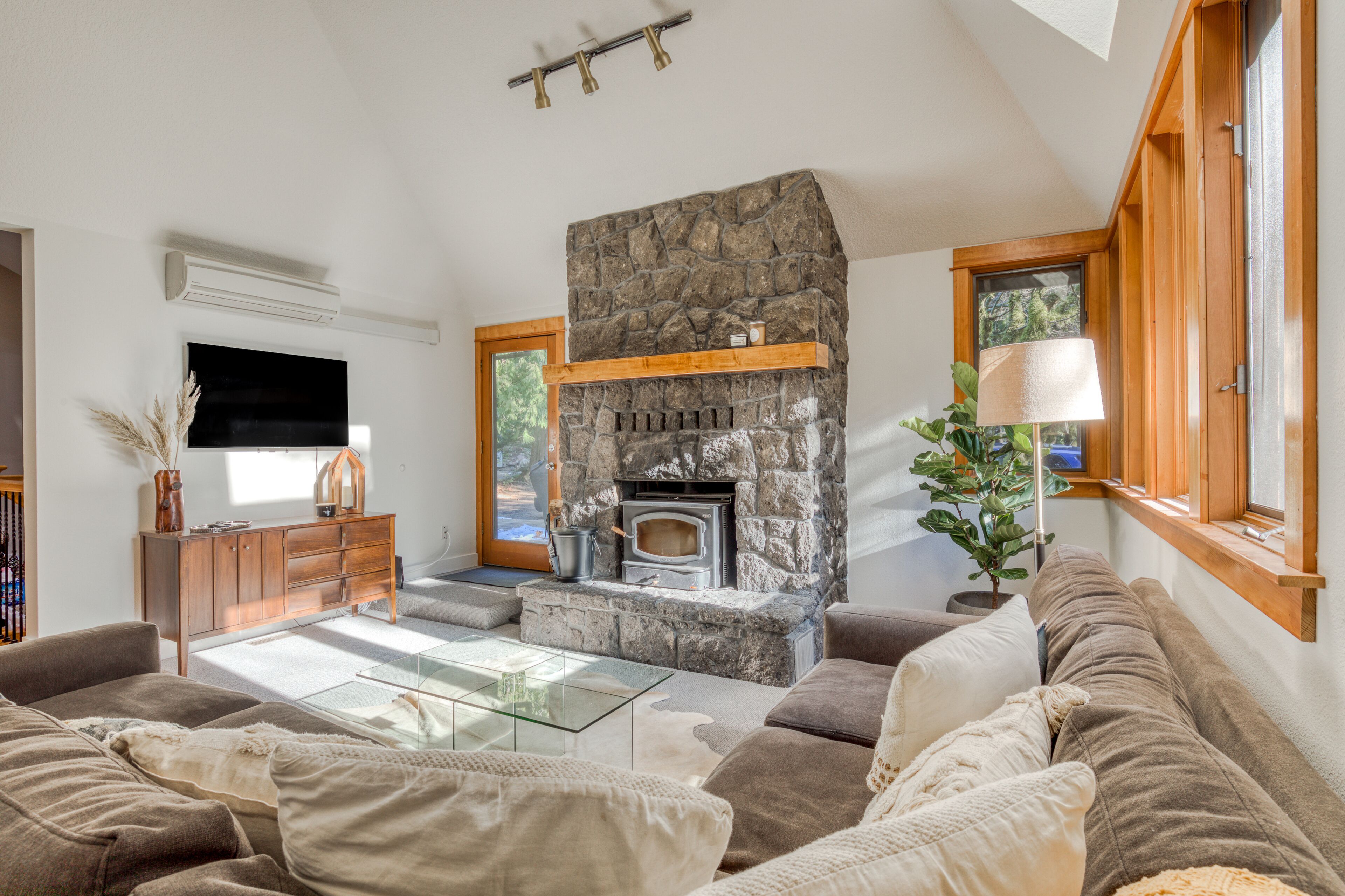 Expansive golf-view getaway with private hot tub, pool, fast WiFi & game room